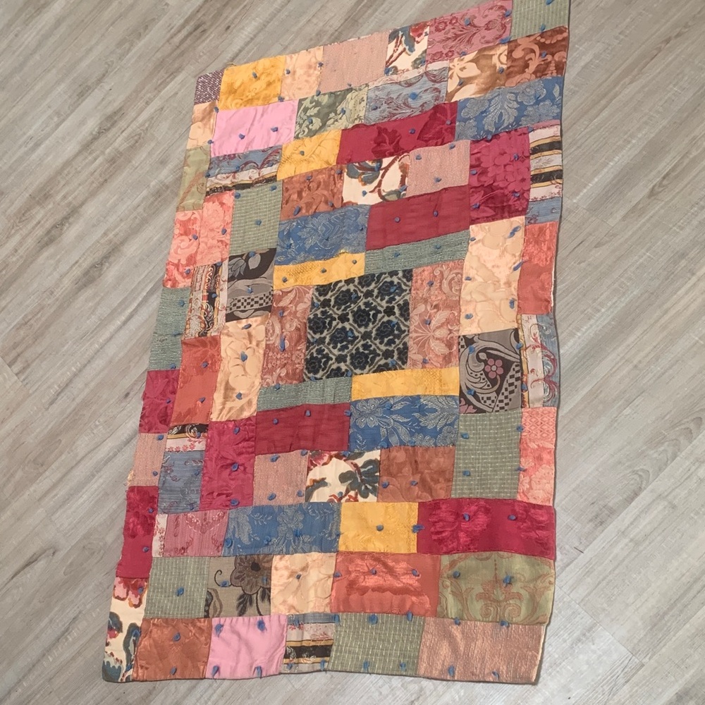 Handcrafted Patchwork Quilt with Multicolor Design - Picture 2 of 7